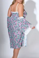 Bata estampada con flores en tonos celeste, rosa y verde, con detalles de puntilla blanca en mangas y ruedo.