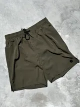 Short de baño verde oliva de secado rápido con cintura elástica ajustable con cordón negro, bolsillos laterales y logo de la marca en la pierna derecha.