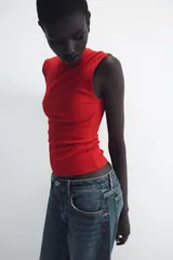 Camiseta slim fit color marrón oscuro, con cuello redondo y diseño sin mangas con sisa marcada. Confeccionada en hilatura con mezcla de algodón.