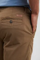 Bermuda de gabardina color gris oscuro, corte recto y largo a la rodilla.