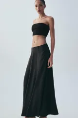 Falda midi negra de tiro medio, confeccionada en tejido fluido con acabado satinado y diseño evasé.