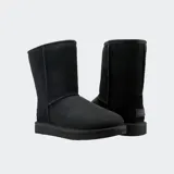 Botas UGG Classic Short II de piel de oveja color arena, con forro y plantilla de piel de oveja y suela Treadlite by UGG™.