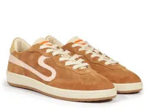 Zapatillas Schutz color camel, de gamuza, con cordones blancos y detalle de cuero con pelo en el talón.