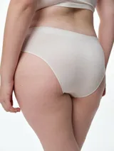 Bombacha tipo bikini de microfibra seamless, con diseño de corte clásico y cintura ancha. Confeccionada en tejido elástico que se adapta al cuerpo sin marcar.