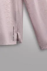 Camiseta de running de manga larga confeccionada en tejido técnico semitransparente, ligero y elástico. Presenta cuello redondo, aberturas laterales en el bajo y acabados termofijados.
