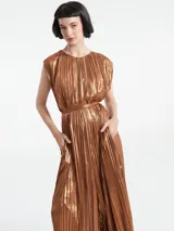 Mono largo sin mangas de corte holgado, confeccionado en tejido plisado con acabado metalizado. Presenta cuello redondo con detalle de abertura y cierre de botón en la parte posterior.