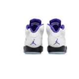 Zapatillas de básquet Nike Air Jordan 5 Retro, color blanco con detalles en negro y violeta. Inspiradas en los aviones de combate de la Segunda Guerra Mundial, con diseño de dientes de tiburón en la entresuela y suela exterior transparente.