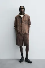 Bermuda estilo jogger de calce relajado, color marrón con efecto tie-dye. Posee cintura elástica ajustable con cordón y bolsillos delanteros y traseros de vivo.