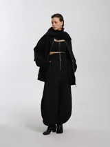 Pantalón ancho negro de nylon con forro liviano de dryfit, de pretina alta con forma y cierre, ajustable con cordón en los bajos.