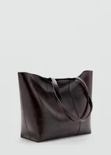 Bolso tipo tote color marrón oscuro, confeccionado en poliuretano con acabado brillante y diseño estructurado de gran tamaño.