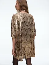 Vestido corto de corte recto y holgado, confeccionado en tejido cubierto de lentejuelas doradas. Presenta cuello redondo, mangas cortas amplias y una caída fluida.