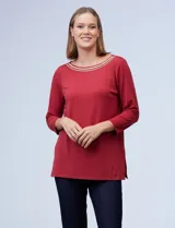 Blusa roja de tejido elastizado con escote redondo y aplique metálico.