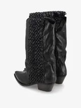 Bota de caña media color negro, con detalle de tramado en los laterales. Diseño de punta fina y taco ancho bajo.