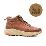 Bota de cuero color marrón con cordones, caña media y suela de goma color beige.