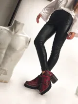 Botinetas rojas con estampado de piel de serpiente, con punta cuadrada, plataforma delantera y taco geométrico.