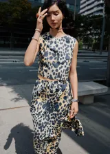 Top crop sin mangas con cuello redondo, confeccionado en algodón con estampado animal print de leopardo.
