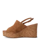 Sandalias de mujer con plataforma de corcho y capellada de cuero gamuzado color marrón. Presentan diseño de punta abierta y pulsera con hebilla ajustable en el tobillo.