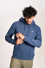 Hoodie de algodón color azul, con capucha ajustable mediante cordones, bolsillo frontal tipo canguro y logo bordado de la marca en el pecho.