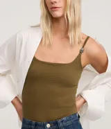 Body femenino ajustado, sin mangas, color verde oliva, con escote cuadrado y breteles finos dobles adornados con piezas decorativas. El tejido es texturizado.