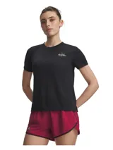 Remera deportiva Under Armour para mujer, de manga corta y cuello redondo, en color negro con pequeño estampado gráfico en el pecho.