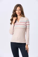 Remera tipo polo de manga larga confeccionada en rib de algodón. Presenta un diseño con cuello polo sin botones y un estampado de rayas horizontales en tonos rosado, celeste y blanco sobre una base color beige.