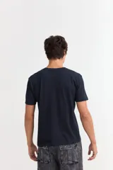 Remera básica de manga corta y cuello redondo, confeccionada en algodón con textura suave.