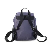 Mochila de nylon color bordó con tapa y broche metálico. Tiene apertura superior con broche, bolsillos internos, bolsillo con cierre metálico al frente y laterales. Incluye asas rígidas de mano y correas regulables para colgar en la espalda.
