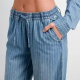 Pantalon O'Neill modelo Kimmie de denim azul con diseño rayado, tiro medio y pretina elástica con cordón de ajuste.