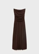 Vestido largo color marrón, con diseño palabra de honor y cuerpo entallado con detalle fruncido en la cintura. La falda presenta una caída fluida y amplia.