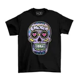 Remera negra de manga corta con estampado frontal de una calavera estilo catrina en tonos violeta, verde y amarillo con detalles de corazones en los ojos.