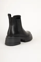 Botas Chelsea negras de cuero sintético, con elástico en los laterales, punta redonda y suela track de 6 cm de alto.