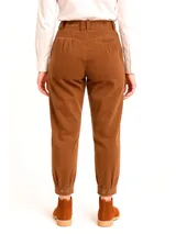 Pantalón de pana color bordó, de tiro alto y corte recto, con bolsillos delanteros y traseros.