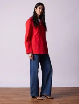 Campera impermeable marca Gallery de color rojo, con cierre frontal completo, bolsillos laterales y ajuste en la cintura. Cuenta con detalles de avíos metálicos plateados y diseño funcional con capacidad de autoguardado.