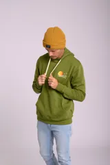 Gorro tejido de lana color mostaza, con diseño acanalado y etiqueta pequeña en el borde doblado.