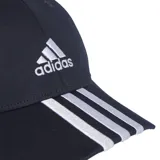 Gorra de béisbol Adidas color azul marino, con logo bordado en blanco y tres rayas plateadas en la visera. Ajuste regulable en la parte posterior.
