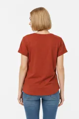 Remera de manga corta color blanco con cuello redondo y dobladillo redondeado.