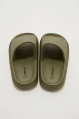 Sandalias de goma color verde oliva, estilo slide, con suela gruesa y plataforma texturizada.