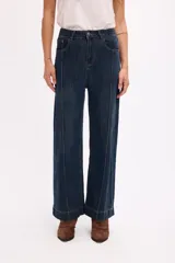 Jean de tiro alto en color azul oscuro, con costuras verticales decorativas en el frente y cierre de botón metálico.