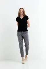 Sweater negro de punto fino, con mangas cortas y escote en V.