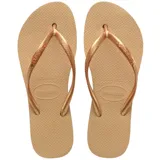 Ojotas Havaianas modelo Slim, color dorado, con tiras finas y suela con textura antideslizante.