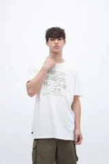 Remera celeste con estampa frontal en color rojo con la frase "UNIFORM ENERGY NO DAYS OFF".