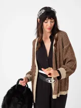 Cardigan tejido con lana y alpaca, manga globo con puños diseñados y cuerpo rallado que incorpora hilo de lurex.