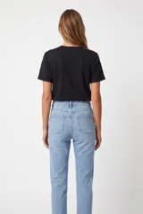 Remera de manga corta color blanco con estampa frontal ilustrada que incluye una serpiente, rosas y la leyenda "All I Ever Wanted".
