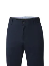 Pantalón clásico de gabardina color azul navy de la marca RKF, de corte regular, tiro medio, con dos bolsillos laterales y dos bolsillos traseros.