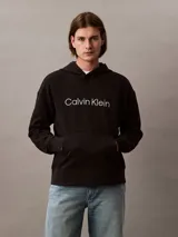 Buzo con capucha de Calvin Klein confeccionado en tejido de felpa de algodón. Presenta un diseño de corte relajado con bolsillo tipo canguro, puños y dobladillo acanalados, y el logo de la marca estampado en el frente.