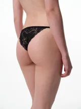 Tanga de algodón con diseño minimalista, presenta tiritas elásticas laterales y un pequeño lazo decorativo en el centro del frente.