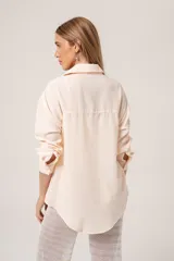 Camisa oversize color crema, de manga larga confeccionada en mezcla de lino y algodón. Presenta diseño bicolor con panel frontal bordado, cartera de botones y cuello clásico.