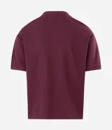 Remera de corte boxy color bordó, confeccionada en algodón con textura. Presenta cuello polo abierto sin botones, mangas cortas y bordado con lettering en el pecho.
