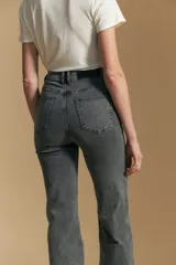 Pantalón de jean gris de corte recto y tiro alto.