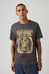 Remera gris oscuro de algodón con cuello redondo y estampado frontal de Levi's con un águila y estrellas en color dorado.